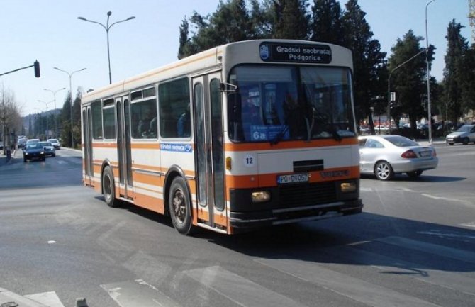 Kontrola autobusa i kombi vozila: Isključeno iz saobraćaja pet vozila, kažnjeno 57 vozača