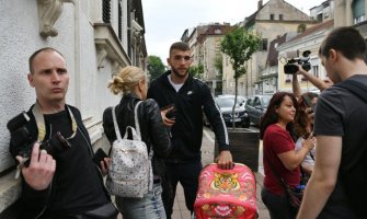 Mali Željko Ražnatović  izašao iz porodilišta u nosiljci sa motivima tigra (Video)