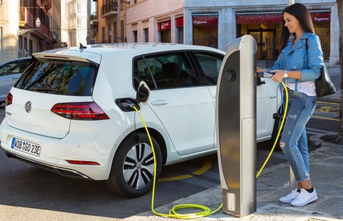 Njemačka uvodi punjače za električna kola na svaku benzisku stanicu