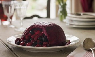 Ukusan desert sa bobičastim voćem: Ljetni puding od tost hljeba