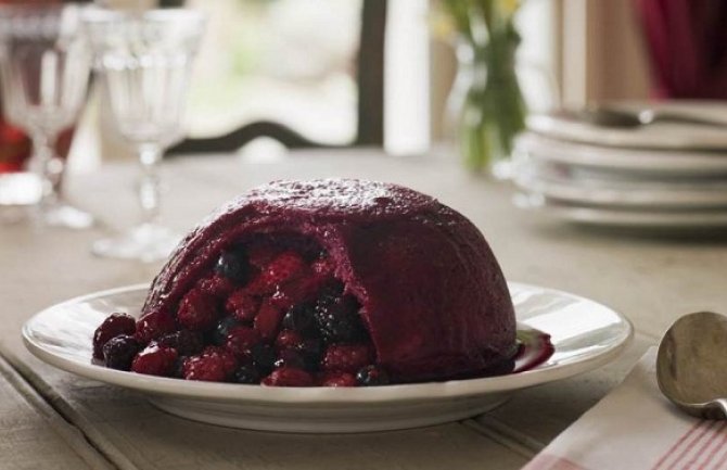 Ukusan desert sa bobičastim voćem: Ljetni puding od tost hljeba