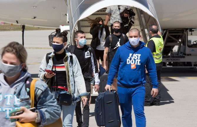 Kroz podgorički aerodrom danas prošlo preko 200 putnika: Vidjeti stare prijatelje na aerodromu podsjeća na dobra vremena