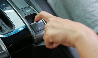 Evo šta će se desiti ako električnu parking kočnicu aktivirate u vožnji