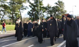 Episkopski savjet:  Na zaposlene se vrše pritisci i daju otkazi zbog učešća na molebanima i litijama ili potpisa, prave se i 