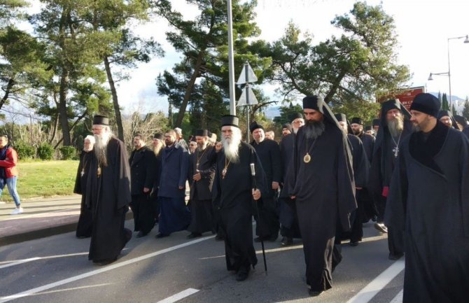 Episkopski savjet:  Na zaposlene se vrše pritisci i daju otkazi zbog učešća na molebanima i litijama ili potpisa, prave se i 