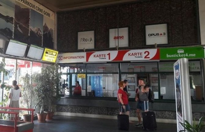 Broj putnika u autobusima drastično opao, putuje samo ko mora