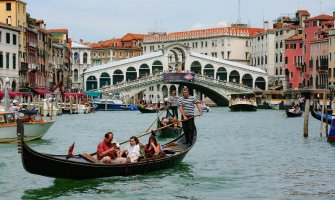 Venecija: Gondolijeri smanjuju broj putnika zbog predebelih turista