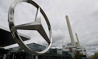 Mercedes povlači 1.3 miliona vozila zbog greške u sistemu za pozive u hitnim slučajevima