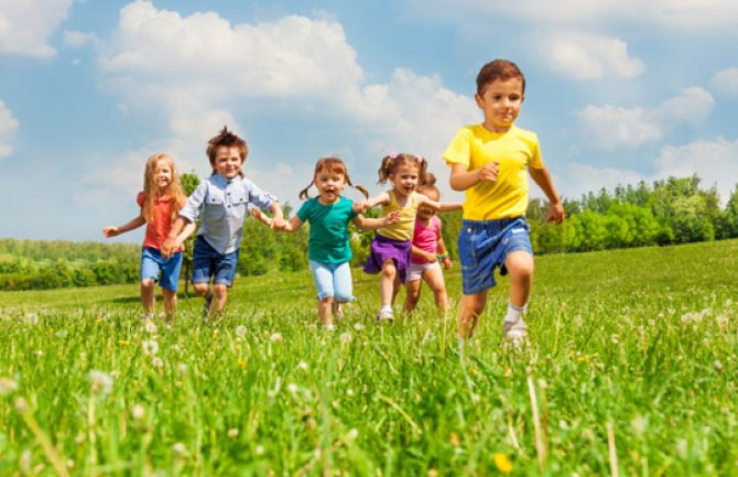 Škole u SAD se pripremaju za nastavu u prirodi, kupuju i šatore za svadbe