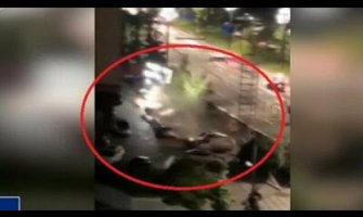 Urušio se tržni centar, rupa progutala 21 automobil(VIDEO)