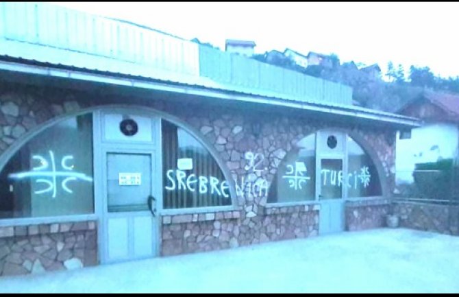 Opet uvredljivi natpisi u Pljevljima: Kafana i magistralni put ispisani grafitima (FOTO)