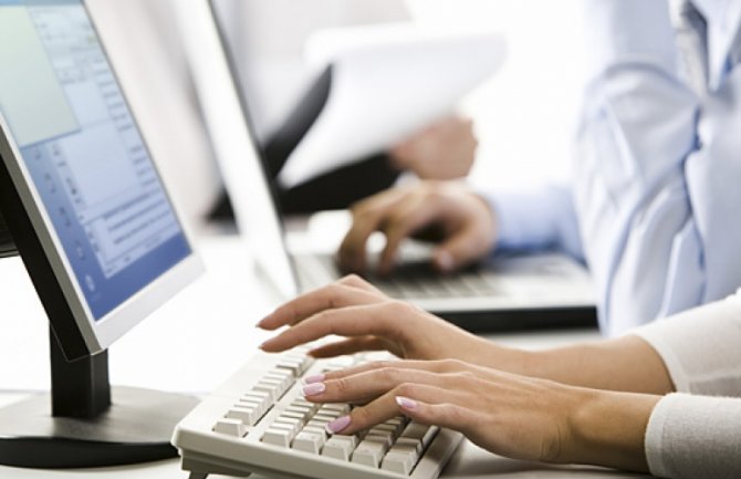 Sve više građana koristi e-Upravu, manje gužve na šalterima