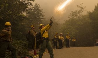 Oregon, SAD: 500 vatrogasaca se bori uz pomoć helikoptera protiv spajanja dva velika požara, najmanje 25 osoba stradalo