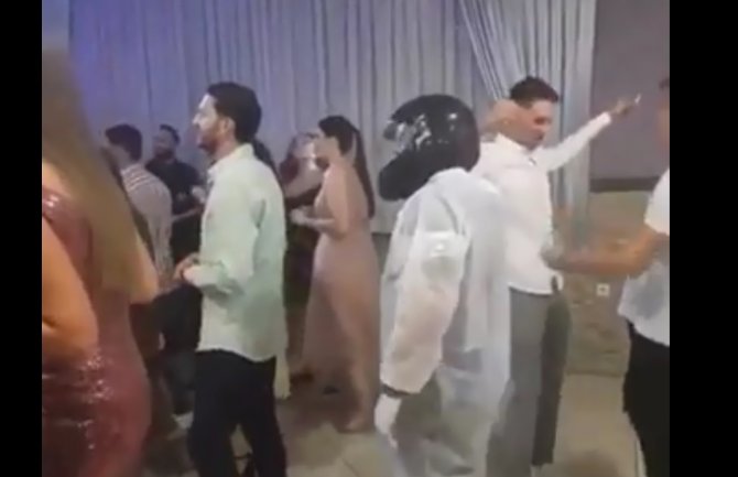 Video koji je nasmijao region: Na svadbu u zaštitnom odijelu i sa kacigom(VIDEO)
