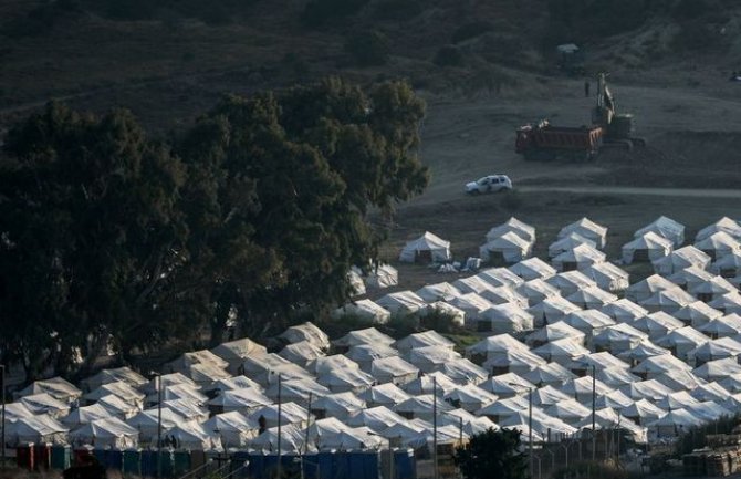 Migranti premješteni u privremeni šatorski kamp, 77 njih kovid pozitivno