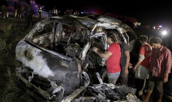Poginulo 13 ljudi u kombiju koji se prevrnuo i zapalio