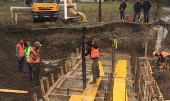 Izgradnja mosta na rijeci Vruji u Gusinju: Betonirane stope noseće konstrukcije, završetak do kraja godine ako uslovi dozvole