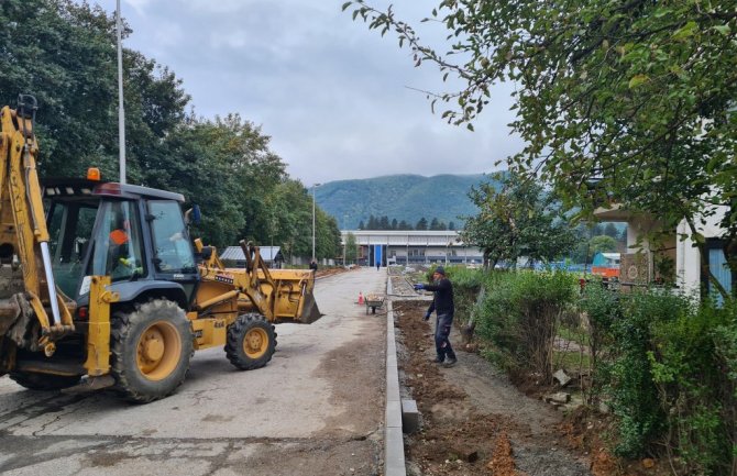 Berane: Počeli radovi na rekonstrukciji ulice prema stadionu, postavljaju se trotoari i ivičnjaci