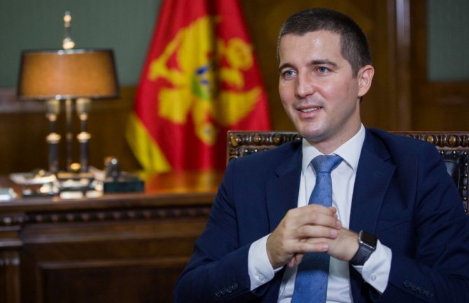 Bečić Amfilohiju poželio brzo ozdravljenje