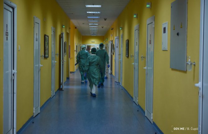 Nikšić: Preminuo jedan kovid pacijent, 20 životno ugroženo