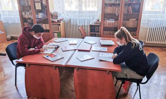 Prijestonica proslijedila komplete namještaja školama