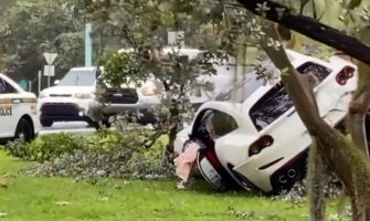 Vozač Ferarija preticao na mokrom kolovozu, završio u drveću (VIDEO)