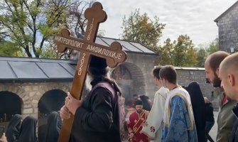 Posmrtni ostaci mitropolita Amfilohija prenijeti na Cetinje: Ispratili ga brojni građani(VIDEO)