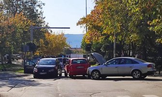 Sudar tri automobila u Baru, mladić prebačen za KCCG, lakše povrijeđeni majka i dijete