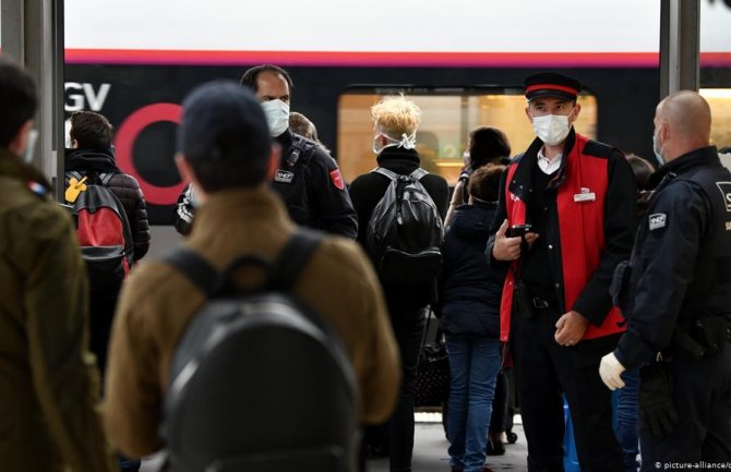 U SAD 220.000 novozaraženih za 24 sata, putovali za Dan zahvalnosti