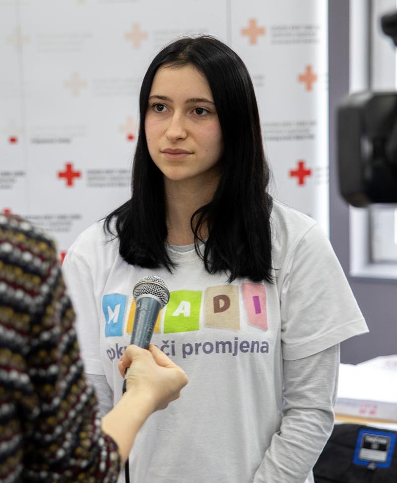 PodgoricaPortretKsenijaRakoviVolonterkaCrvenogKrsta