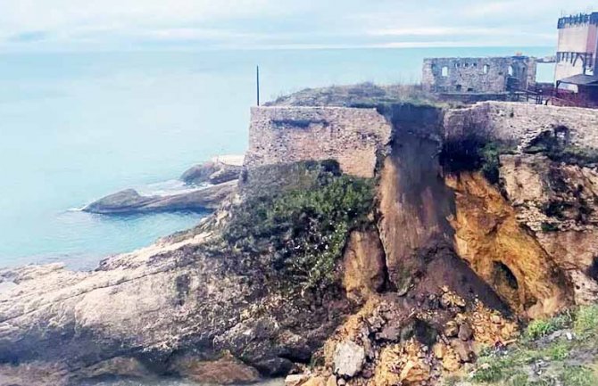 Urušio se dio bedema Starog grada Ulcinj