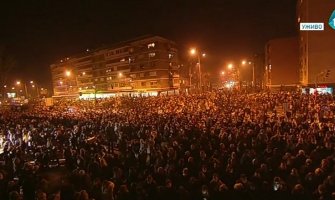 Novi Sad se pjesmama i lampionima oprostio od Balaševića, obala puna bijelih ruža