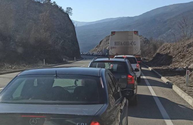 Vraćeno oko 50 osoba, krenuli u PG bez dozvola