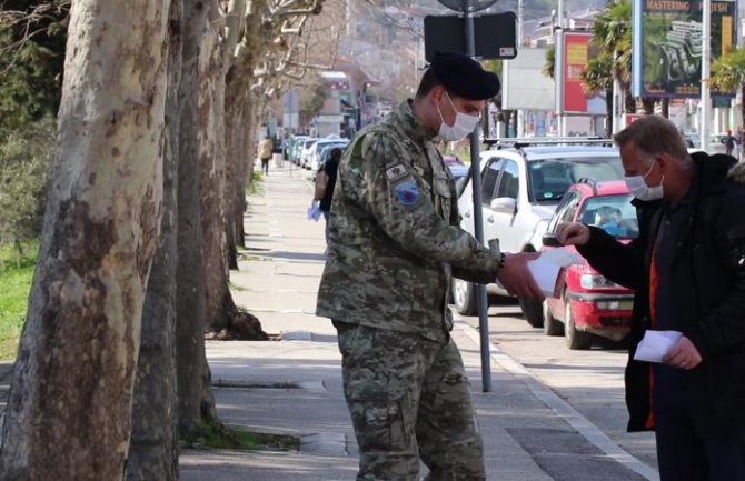 Vojnici Ulcinjanima dijelili zaštitne maske i flajere (VIDEO)
