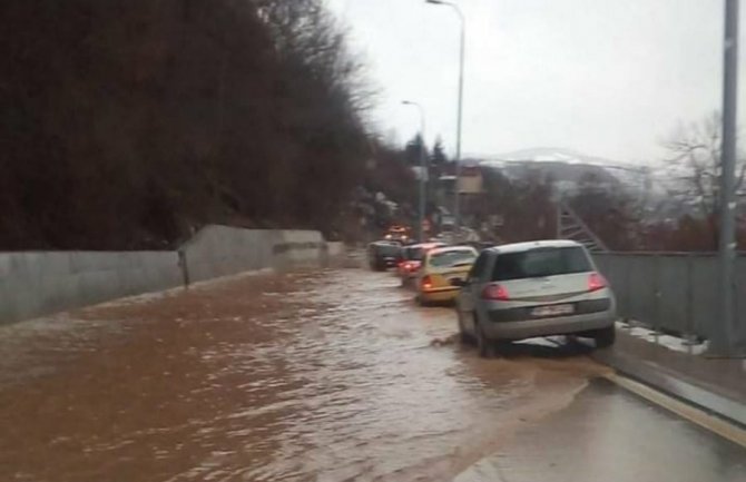 BP: Saobraćajnica u Rakonjama satima bila pod vodom