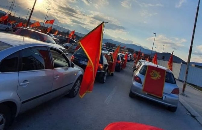 Autokolona sa crnogorskim zastavama ulicama Nikšića (VIDEO)