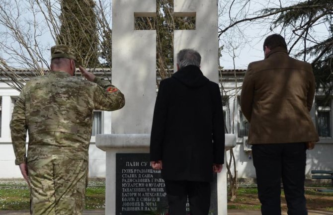 Porodica stradalog vojnika u NATO bombardovanju položila vijenac