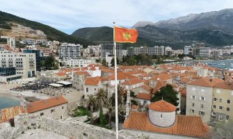 Uprkos lijepom vremenu, u Budvi puste ulice i plaže