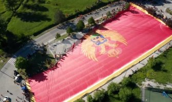 Pogledajte snimak iz vazduha razvijanja najveće crnogorske zastave (Video)