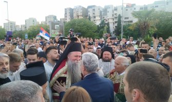 Vjernici dočekali mitropolita Joanikija, Krivokapić: Temeljni ugovor će biti potpisan(FOTO)