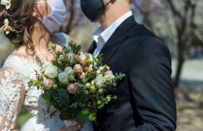 Na svadbi bez maske samo pjevač, zabranjeno grljenje i ljubljenje, za stolom 4 osobe