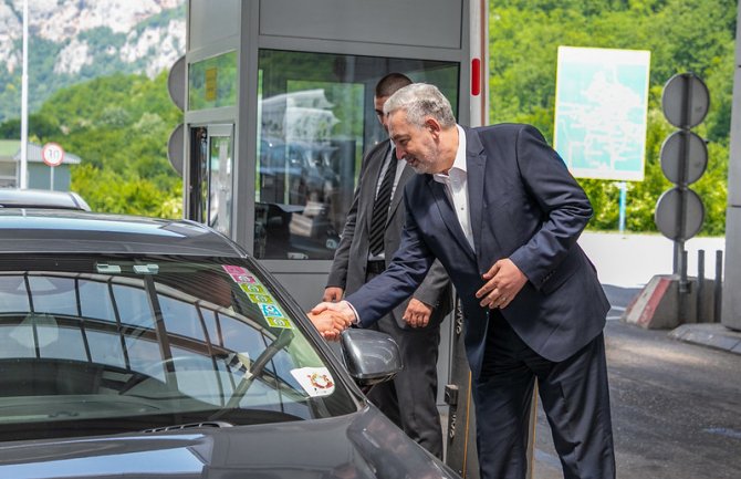 Krivokapić dočekao turiste u Dobrakovu: Crna Gora otvorena za sve, spremna da pokaže svoju gostoljubivost