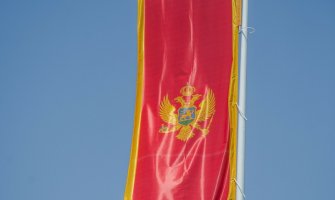 U susret Danu državnosti Crne Gore na kružnom toku u Nikoljcu zaviorila se državna zastava