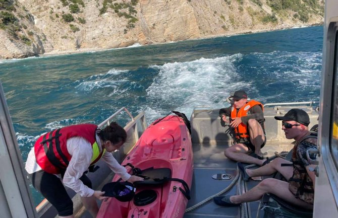 Letonci spašeni kod Budve,  spašene još tri osobe na kajacima kod Buljarice