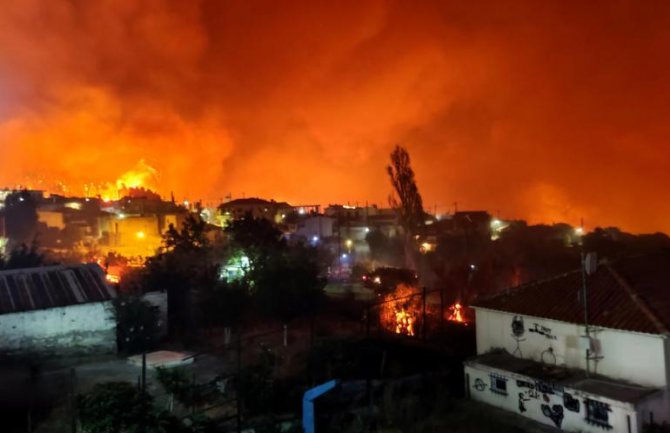 Grčka: Požar bukti, hiljade ljudi napustilo domove