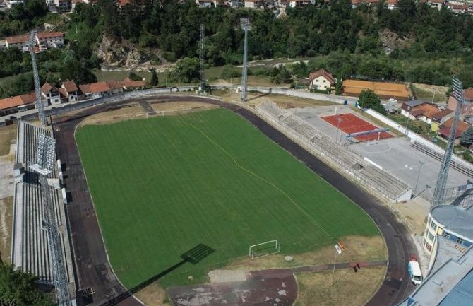  Bijelo Polje: Počelo postavljanje reflektora na Gradskom stadionu