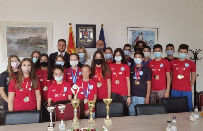 Plivanje važna fizička aktivnost, pogodna za sve, bez obzira na starosnu dob