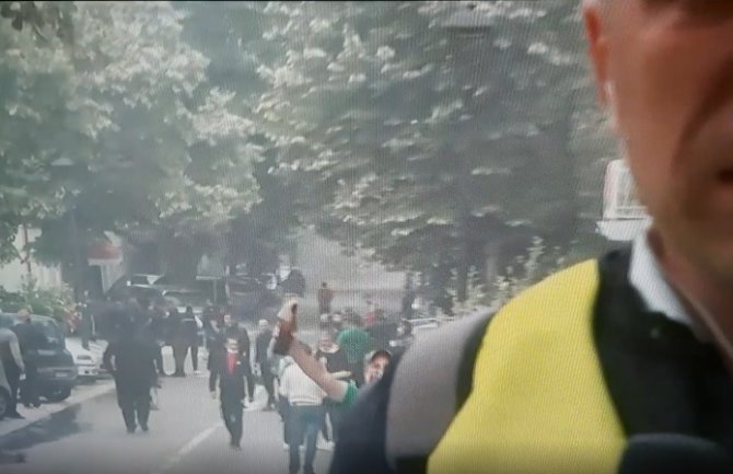 TVCG snimila demonstranta sa Molotovljevim koktelom u ruci