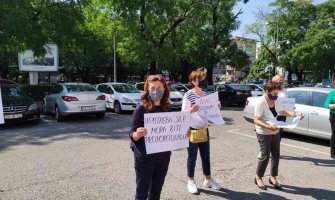 Protest ispred MUPa: “Ko se suzavca lati, pada sa vlasti”