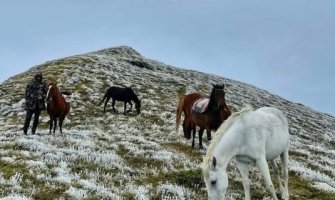 Zabijeljela Bjelasica, pao prvi snijeg (Video)